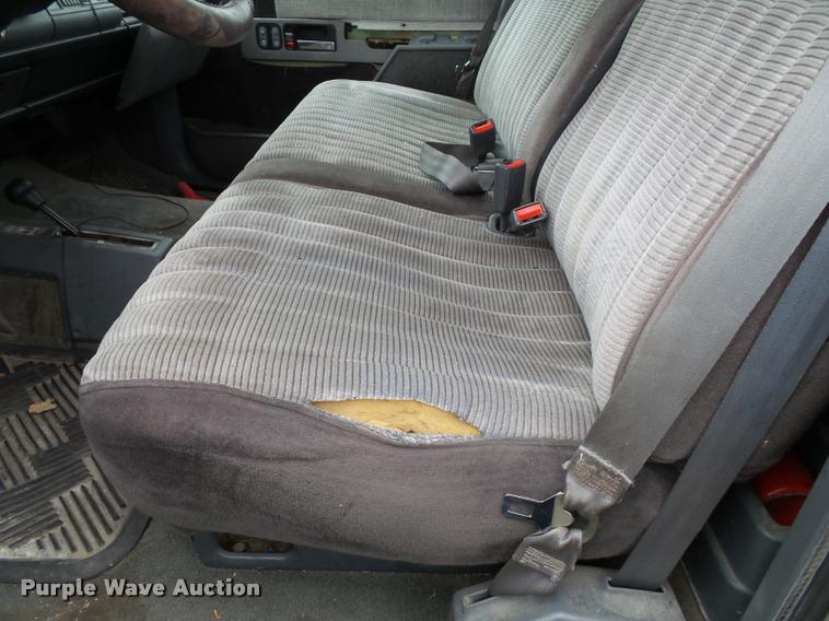 image for item K8069 1990 Chevrolet Silverado 1500 pickup truck