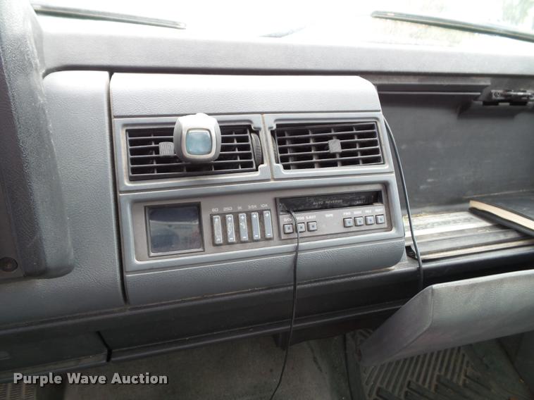 image for item K8069 1990 Chevrolet Silverado 1500 pickup truck