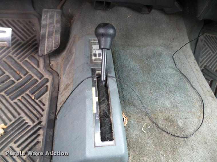 image for item K8069 1990 Chevrolet Silverado 1500 pickup truck