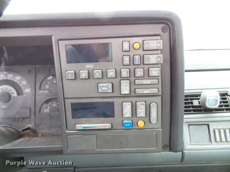 image for item K8069 1990 Chevrolet Silverado 1500 pickup truck