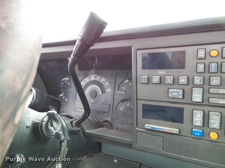 image for item K8069 1990 Chevrolet Silverado 1500 pickup truck