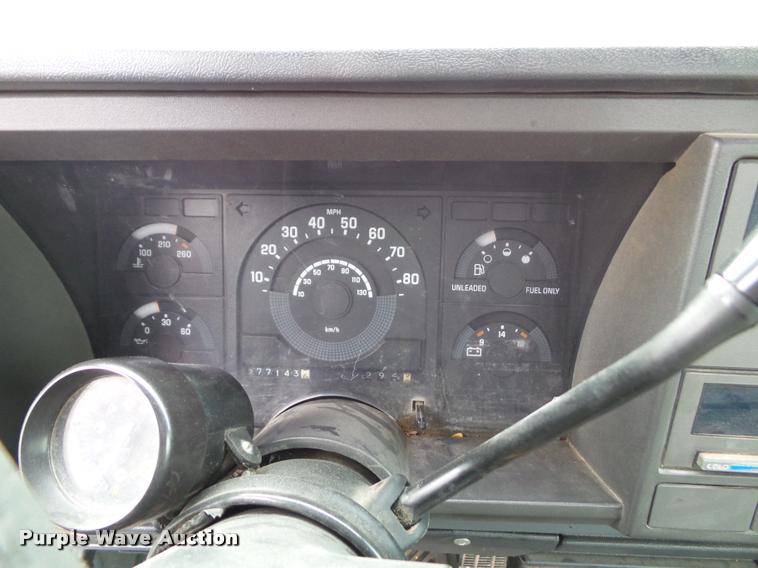 image for item K8069 1990 Chevrolet Silverado 1500 pickup truck