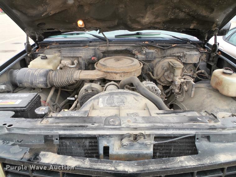 image for item K8069 1990 Chevrolet Silverado 1500 pickup truck