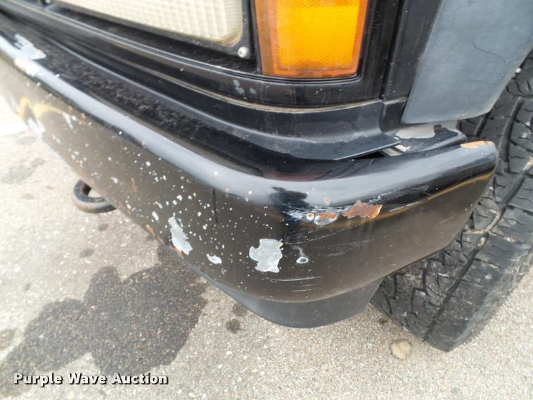 image for item K8069 1990 Chevrolet Silverado 1500 pickup truck