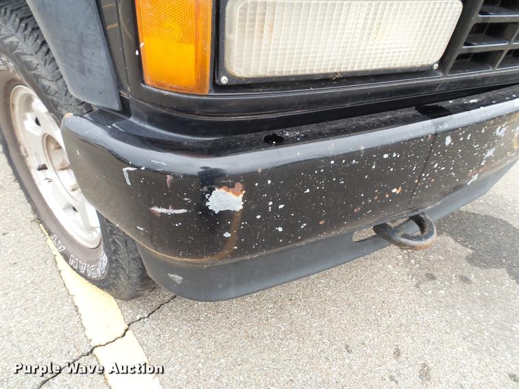 image for item K8069 1990 Chevrolet Silverado 1500 pickup truck