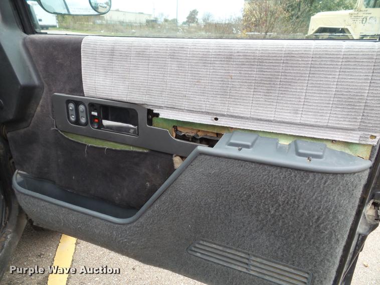 image for item K8069 1990 Chevrolet Silverado 1500 pickup truck