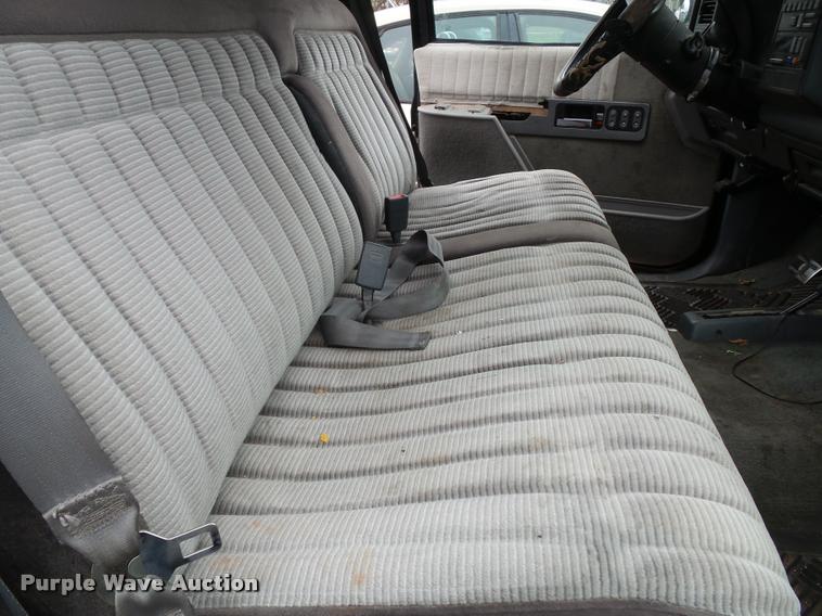 image for item K8069 1990 Chevrolet Silverado 1500 pickup truck