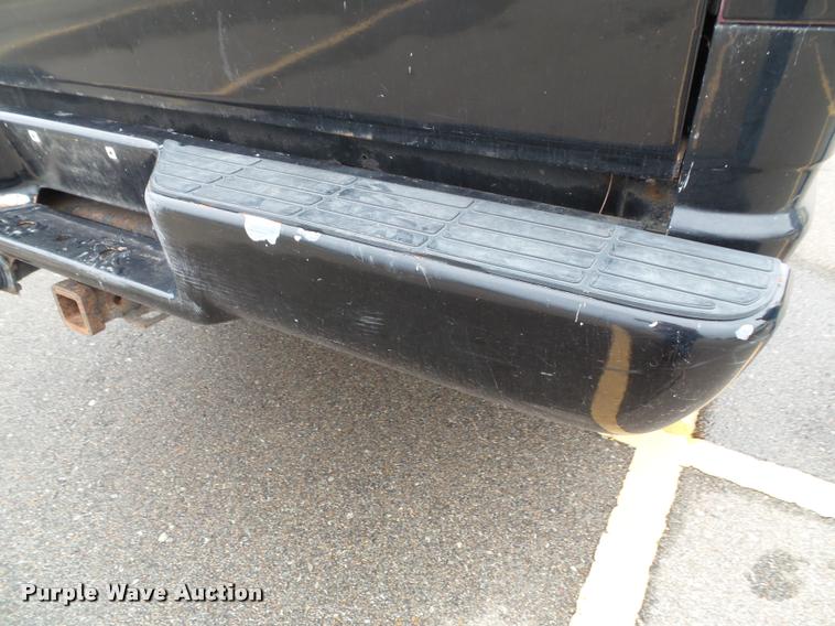 image for item K8069 1990 Chevrolet Silverado 1500 pickup truck