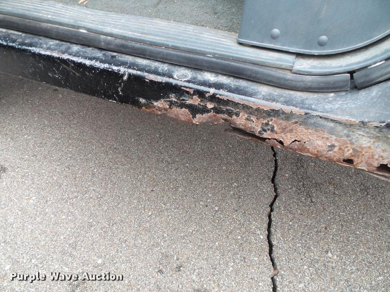 image for item K8069 1990 Chevrolet Silverado 1500 pickup truck