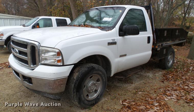 image for item K8074 2007 Ford F250 Super Duty XLT flatbed pickup truck