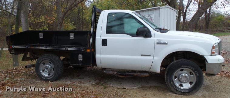 image for item K8074 2007 Ford F250 Super Duty XLT flatbed pickup truck