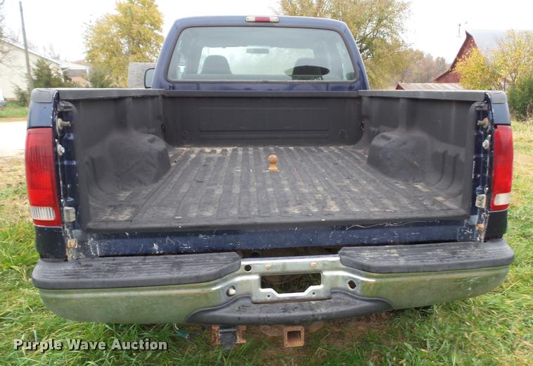 image for item K8079 2002 Ford F250 Super Duty XLT Crew Cab pickup truck
