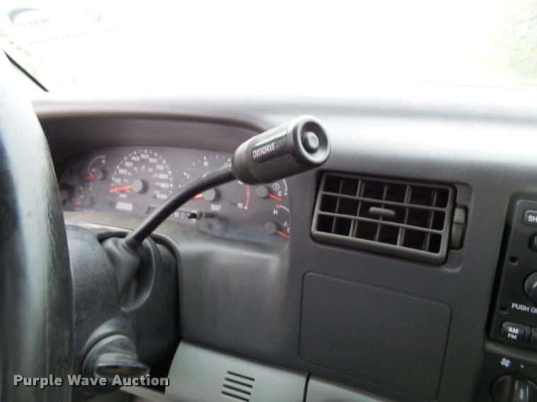 image for item K8079 2002 Ford F250 Super Duty XLT Crew Cab pickup truck