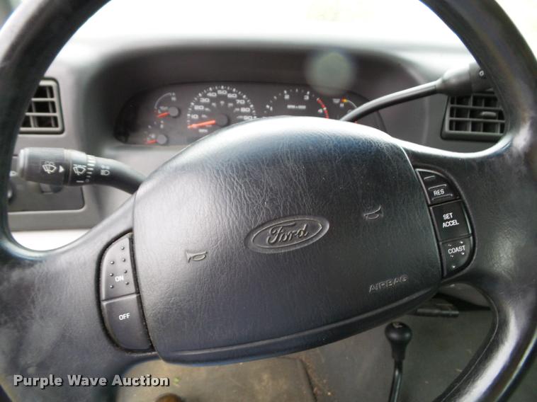 image for item K8079 2002 Ford F250 Super Duty XLT Crew Cab pickup truck