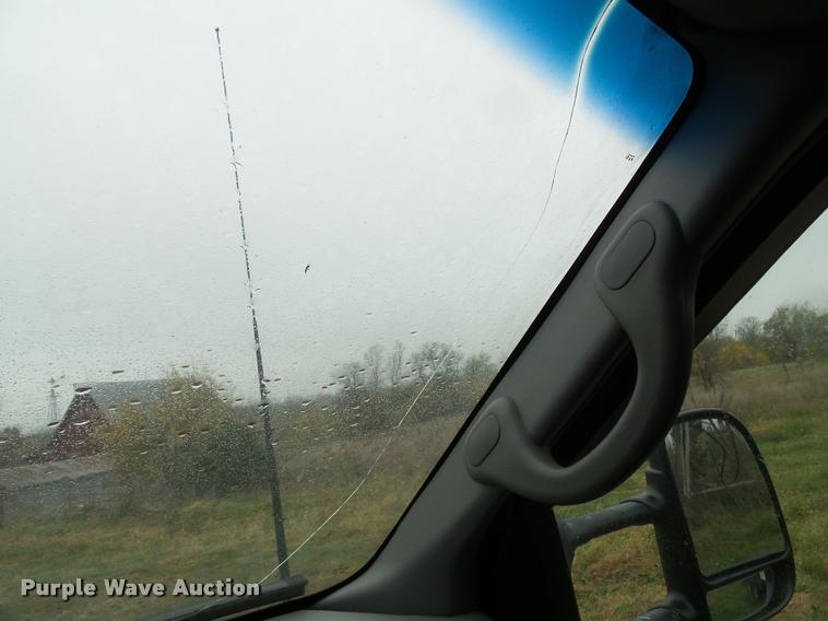 image for item K8079 2002 Ford F250 Super Duty XLT Crew Cab pickup truck