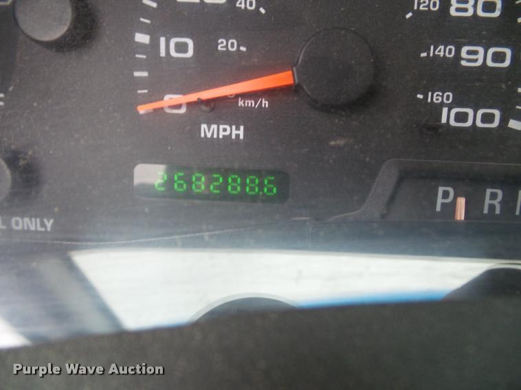 image for item K8079 2002 Ford F250 Super Duty XLT Crew Cab pickup truck