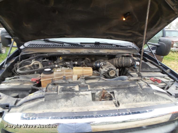 image for item K8079 2002 Ford F250 Super Duty XLT Crew Cab pickup truck