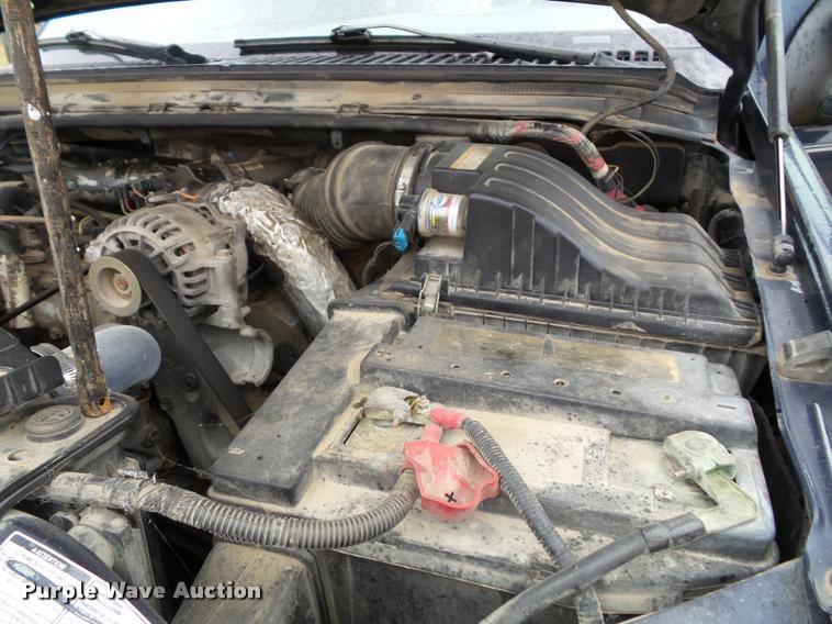 image for item K8079 2002 Ford F250 Super Duty XLT Crew Cab pickup truck