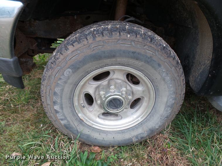 image for item K8079 2002 Ford F250 Super Duty XLT Crew Cab pickup truck