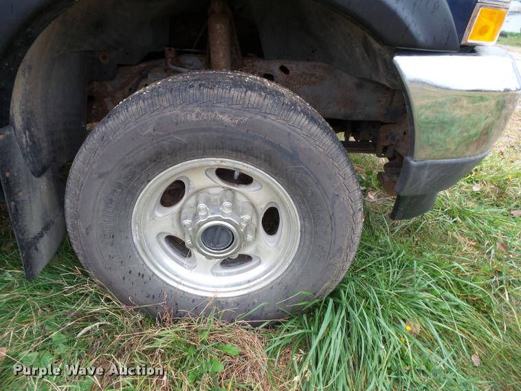 image for item K8079 2002 Ford F250 Super Duty XLT Crew Cab pickup truck