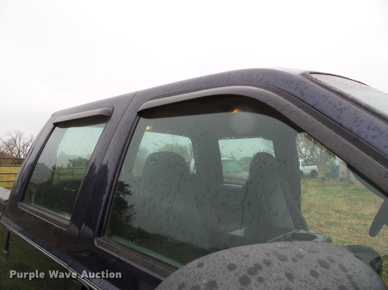 image for item K8079 2002 Ford F250 Super Duty XLT Crew Cab pickup truck