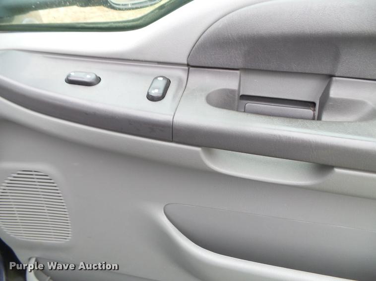 image for item K8079 2002 Ford F250 Super Duty XLT Crew Cab pickup truck