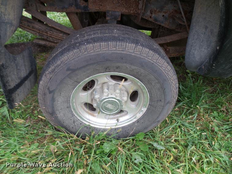 image for item K8079 2002 Ford F250 Super Duty XLT Crew Cab pickup truck