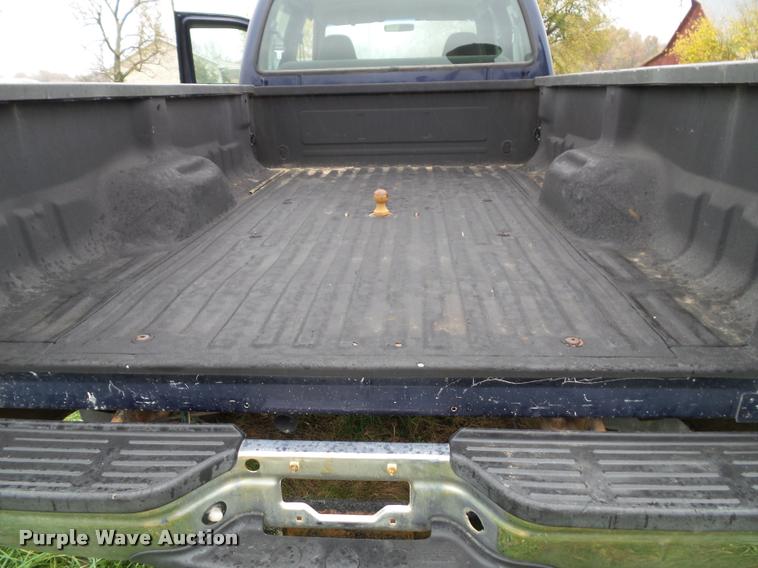 image for item K8079 2002 Ford F250 Super Duty XLT Crew Cab pickup truck