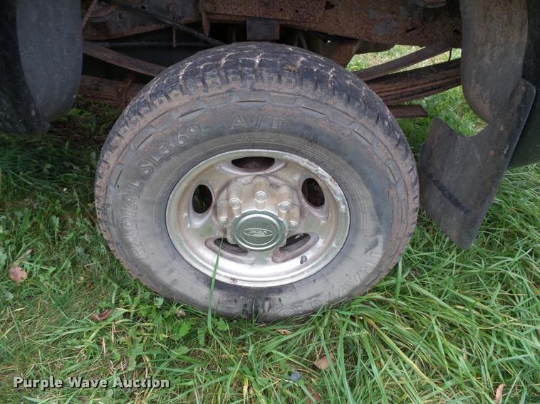 image for item K8079 2002 Ford F250 Super Duty XLT Crew Cab pickup truck