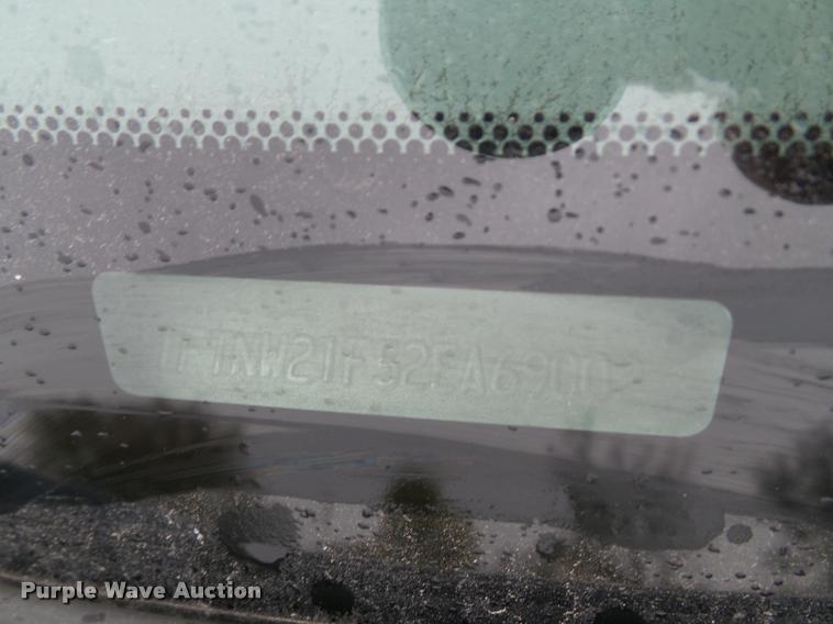 image for item K8079 2002 Ford F250 Super Duty XLT Crew Cab pickup truck