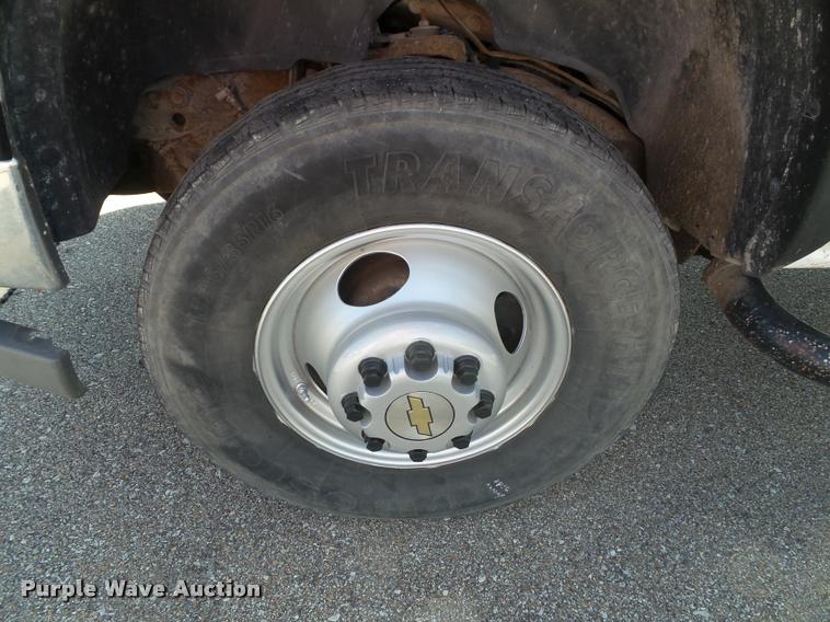 image for item K8080 2003 Chevrolet Silverado 3500 pickup truck