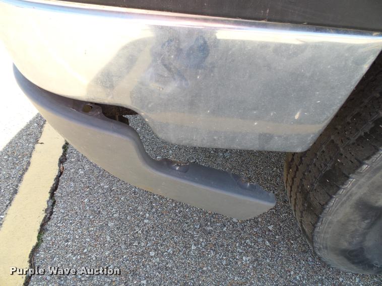 image for item K8080 2003 Chevrolet Silverado 3500 pickup truck