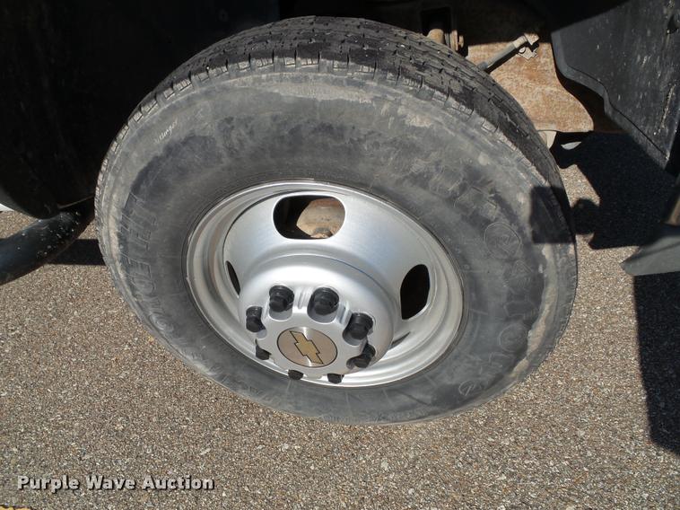 image for item K8080 2003 Chevrolet Silverado 3500 pickup truck