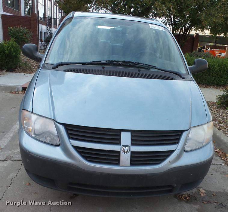 image for item K8085 2006 Dodge Caravan van