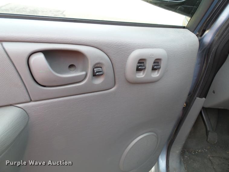 image for item K8085 2006 Dodge Caravan van