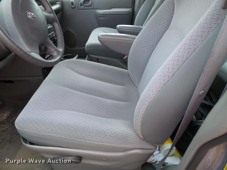 image for item K8085 2006 Dodge Caravan van