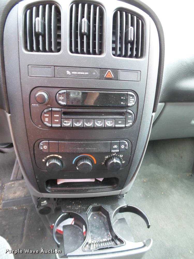 image for item K8085 2006 Dodge Caravan van