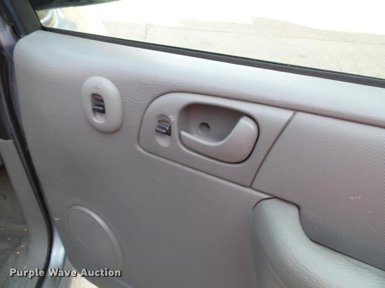 image for item K8085 2006 Dodge Caravan van