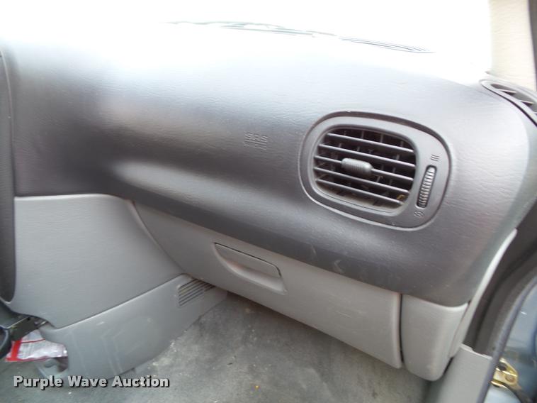 image for item K8085 2006 Dodge Caravan van