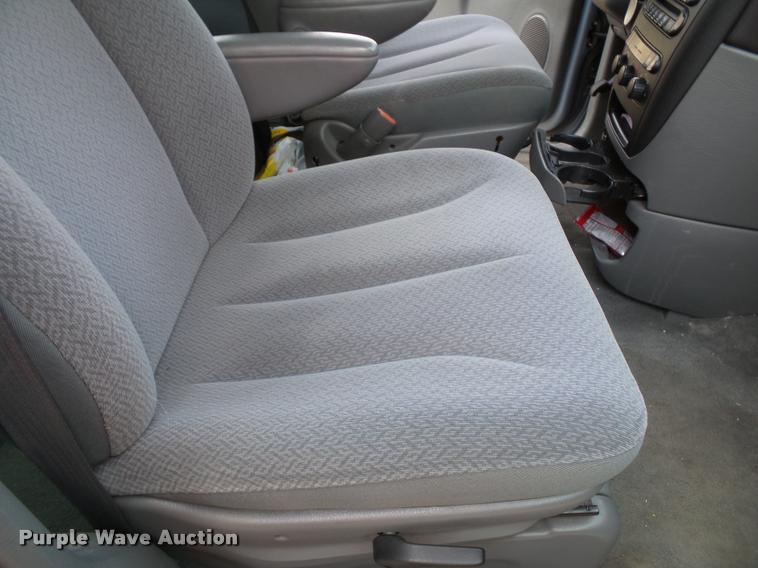 image for item K8085 2006 Dodge Caravan van