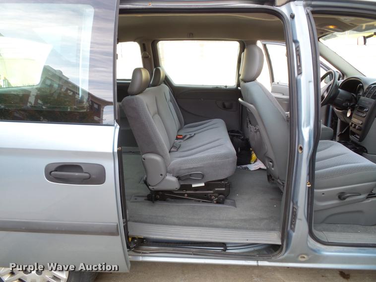 image for item K8085 2006 Dodge Caravan van