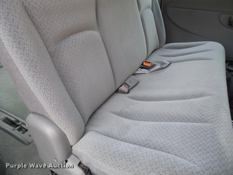 image for item K8085 2006 Dodge Caravan van