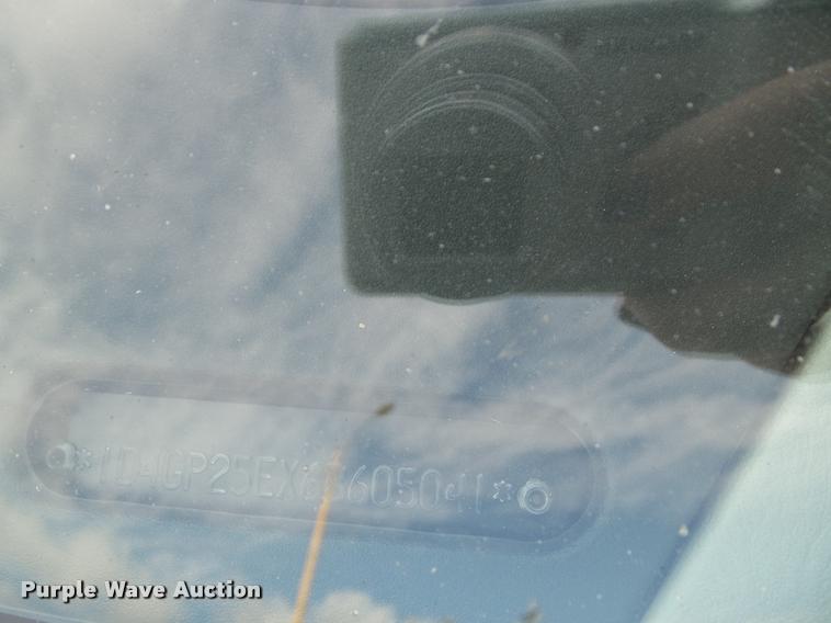 image for item K8085 2006 Dodge Caravan van