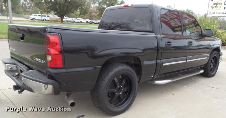 image for item K8095 2005 Chevrolet Silverado 1500 Crew Cab pickup truck