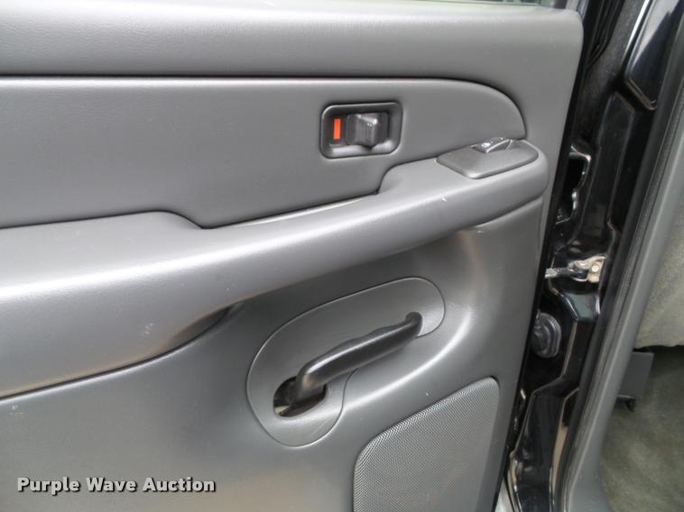 image for item K8095 2005 Chevrolet Silverado 1500 Crew Cab pickup truck