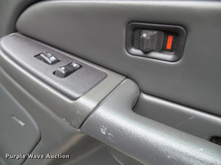 image for item K8095 2005 Chevrolet Silverado 1500 Crew Cab pickup truck