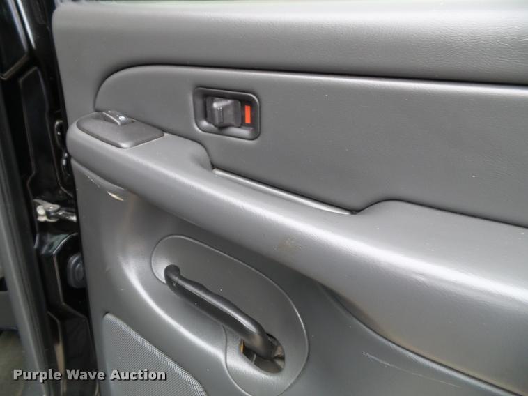 image for item K8095 2005 Chevrolet Silverado 1500 Crew Cab pickup truck