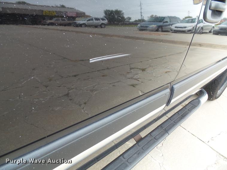 image for item K8095 2005 Chevrolet Silverado 1500 Crew Cab pickup truck