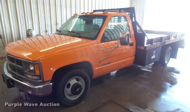 image for item L1720 2000 Chevrolet 3500 flatbed pickup truck