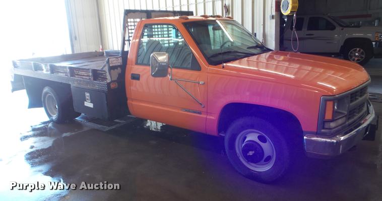 image for item L1720 2000 Chevrolet 3500 flatbed pickup truck